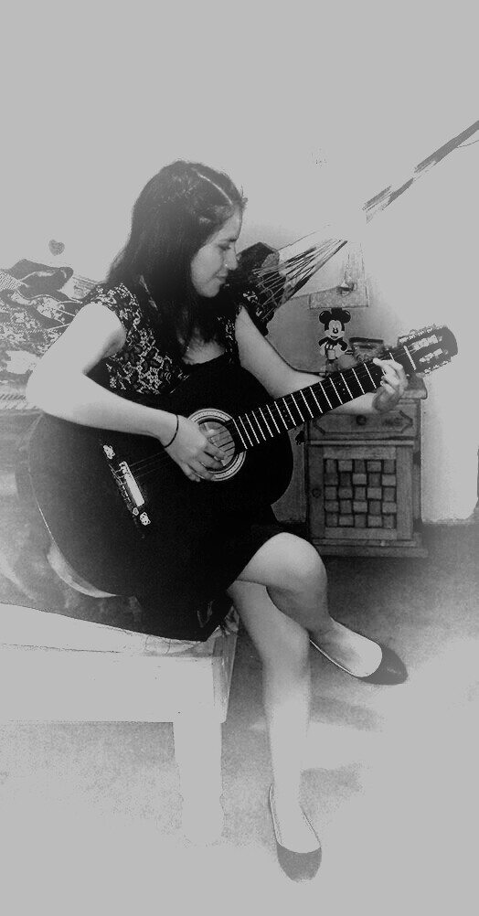 yo con una guitarra